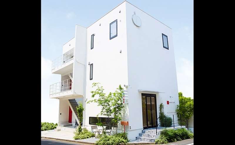 白い外観が目印のギャラリーです