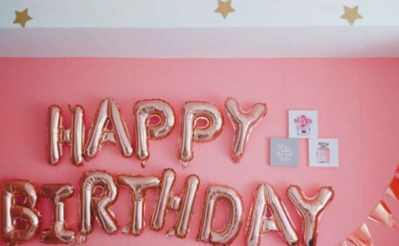 ピンクの壁でかわいい空間を演出しています