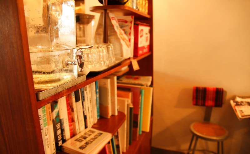 1Fカフェ　内装の様子です　落ち着いたナチュラルテイストの部屋です