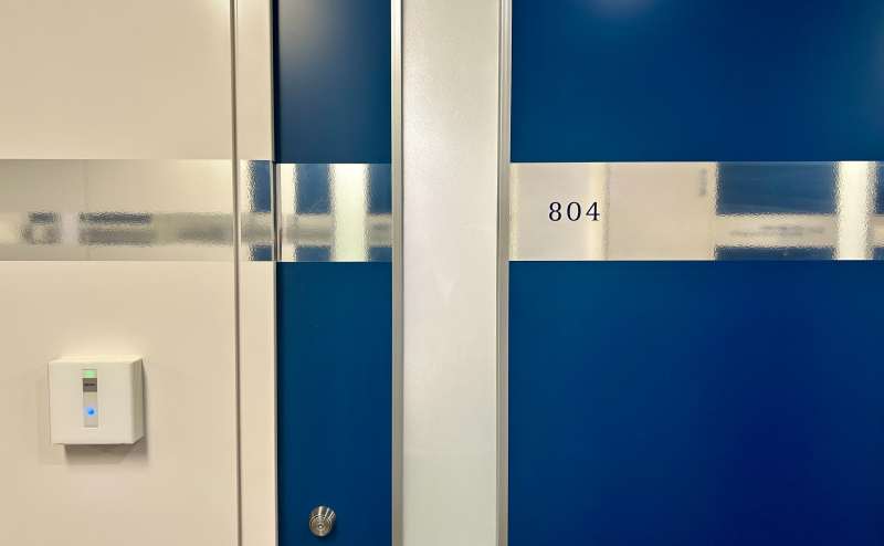 【ご予約の部屋まで進みドアノブにあるキーボックスよりカードキーをお取りの上、SECOMセンサーに当ててオートロックを解除ください】