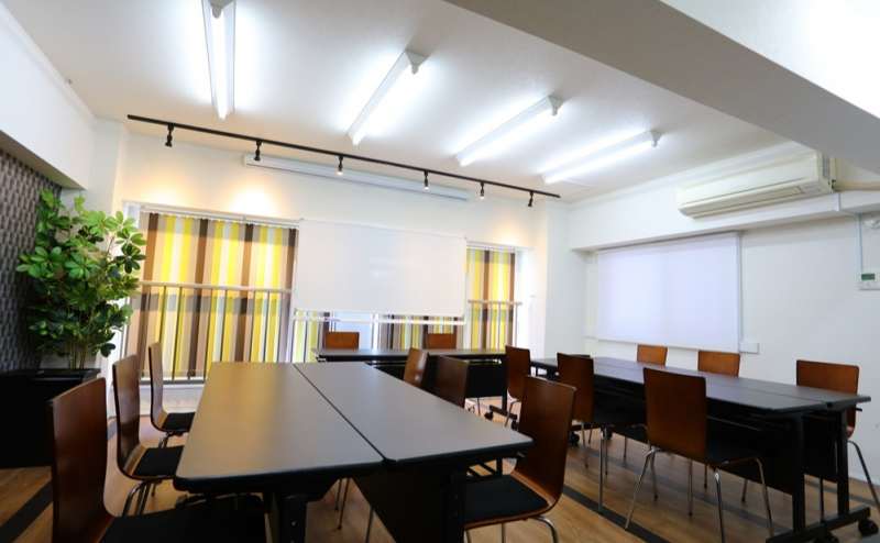 レンタルスペース 名古屋駅徒歩4分の好立地！通常２４名、プラス椅子４つ最大２８名収容可能☆コンビニ、居酒屋共に徒歩３０秒