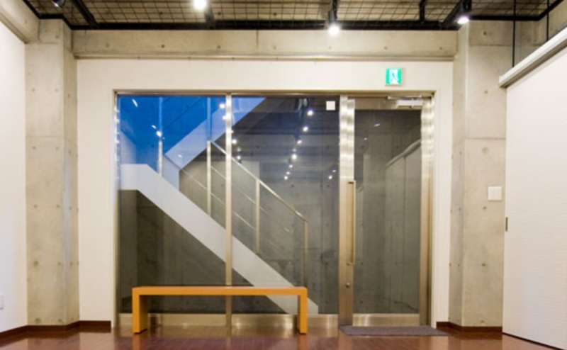 入り口ガラス面。地下のギャラリーですが自然光も入ってきます。大きな窓が特徴です