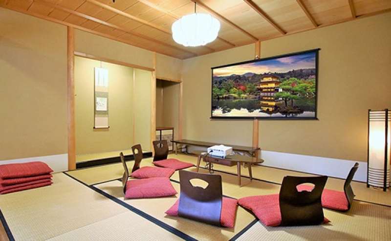 プロジェクターレンタルもございます。シアタールームとしてもご利用可能です。DVDプレイヤーもございます。要予約。