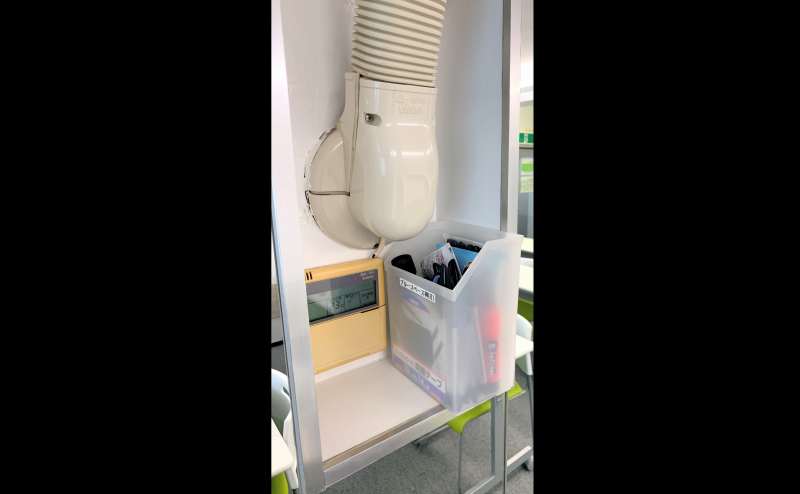 ハサミ、スティックのり、ボールペン、両面テープ、セロテープ、マッキー（黒）、メモ帳などがあります。お困りの際にご利用ください。（持ち帰り厳禁）