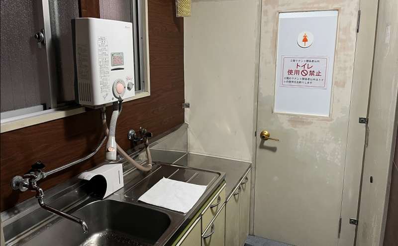 同じフロアに給湯室があります。トイレも男女別です。