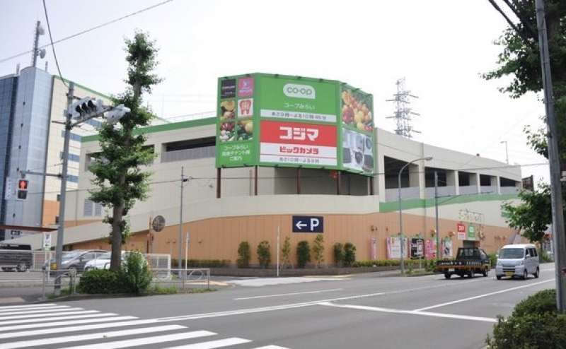 スーパーや家電量販店など多数のショップがあるテナント棟内にあります