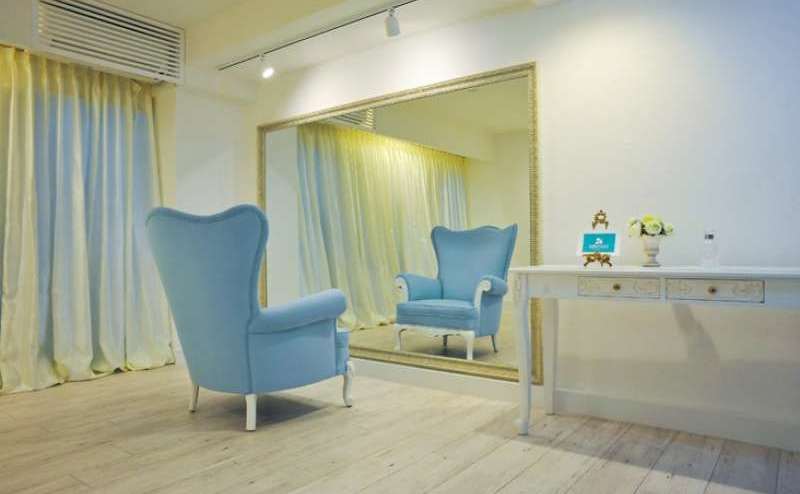 東麻布の好立地にあるレンタルプライベートサロンです。ベッド2台を並べて施術できる広々サロン