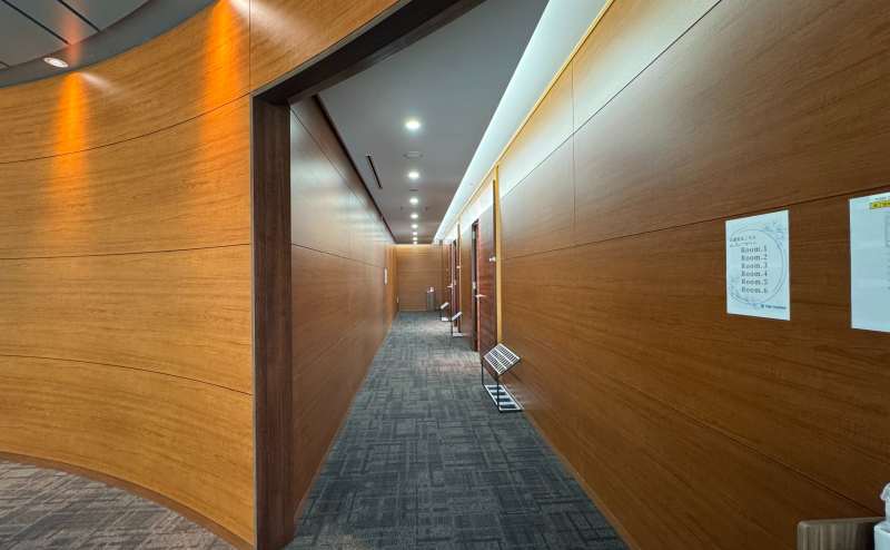 【Room.2は一番奥の通路を入った真ん中の会議室になります。】