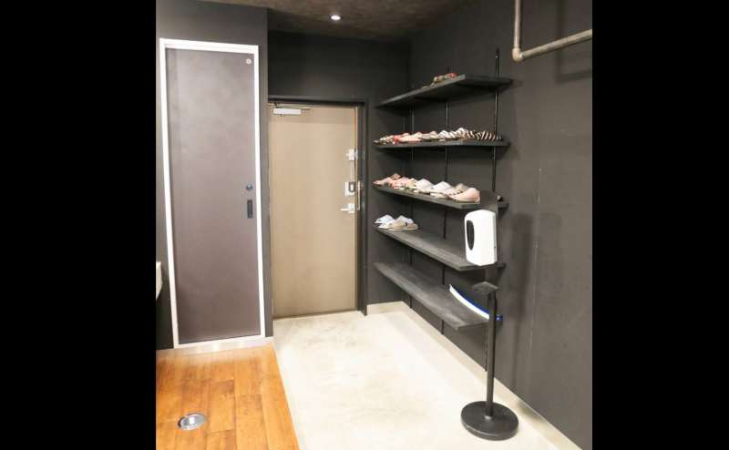 玄関スペースはゆとりがあるのでベビーカー等も置くことができます！（置ける数には限りがございます。）