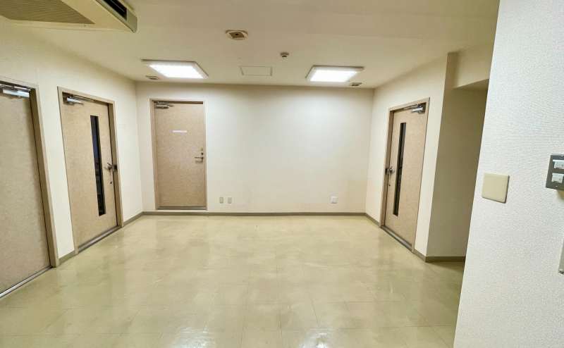 【会議室のドアは密閉型のため、周囲の音が聞こえにくく、中のお話し声が外に漏れにくいです】 - TIME SHARING 四谷8Cの写真