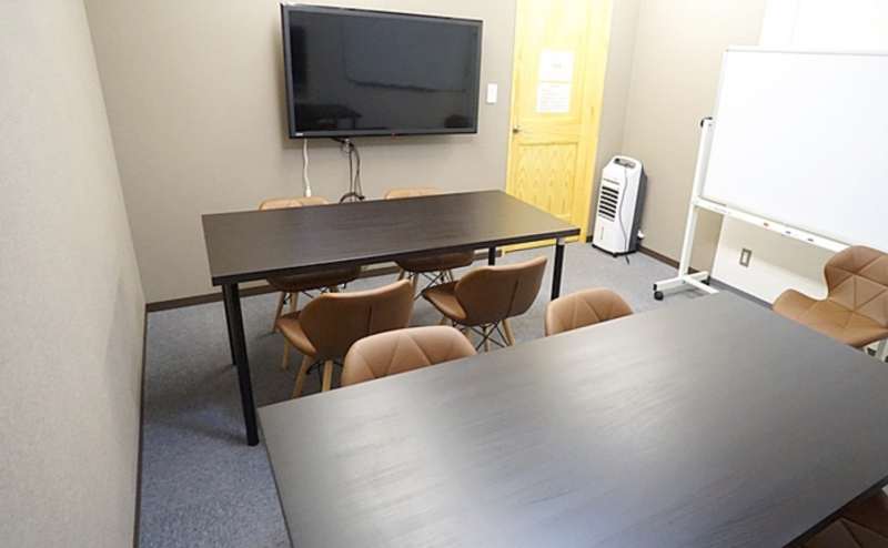 ホワイトボードは2台ございます。会議室内の備品は全て無料です
