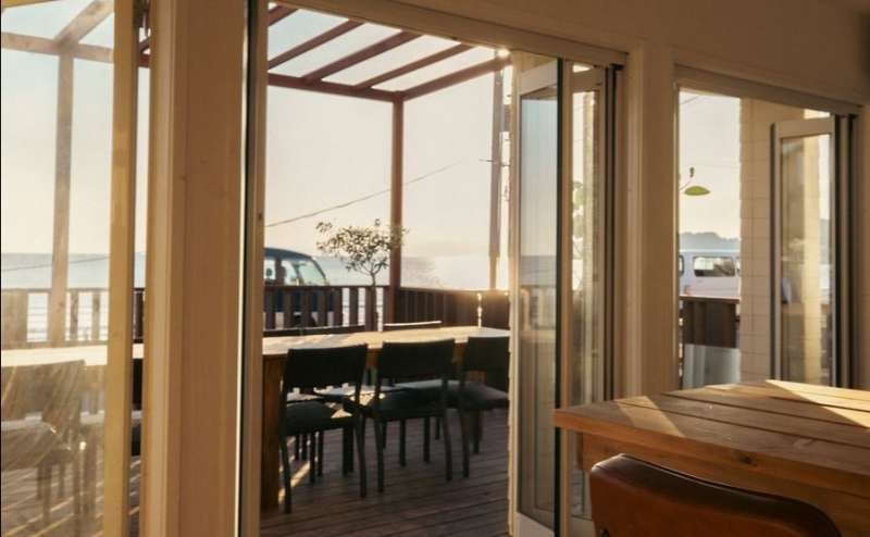 鎌倉材木座海岸を一望できる海の最前列に位置しています。