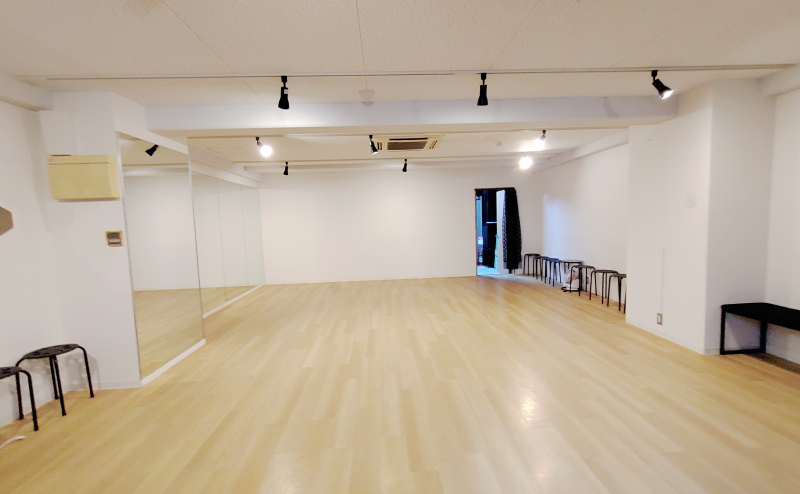 調光調色のライトで自由にお部屋のムードが変えられます。