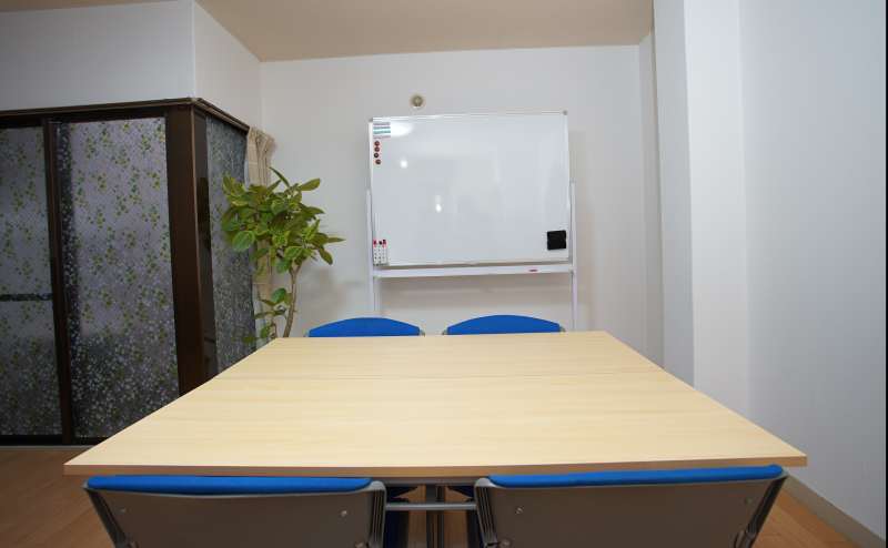 机2つ、椅子4個だけの少人数も使えます。