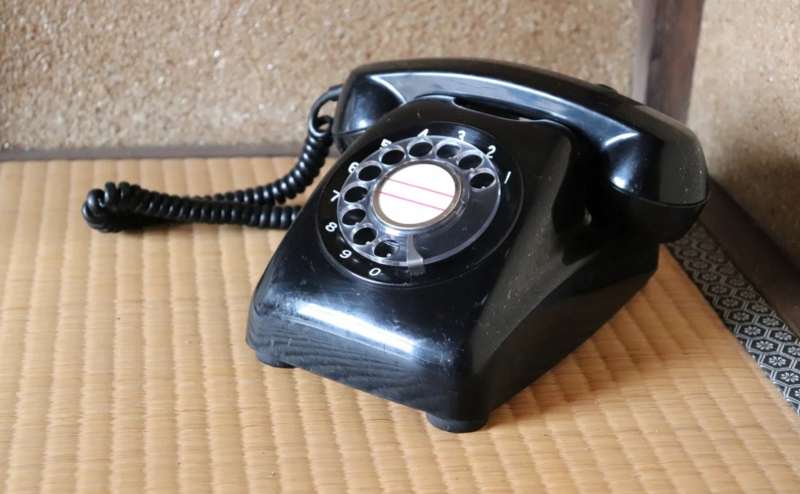 今では入手困難な黒電話が入荷しました。撮影にもご利用ください