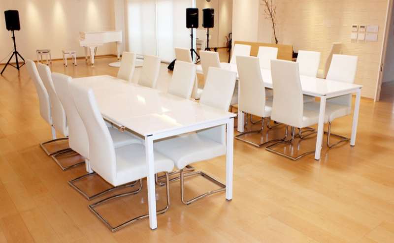 テーブルと椅子は無料貸出品です。セミナーや研修会、会議などにもご利用ください