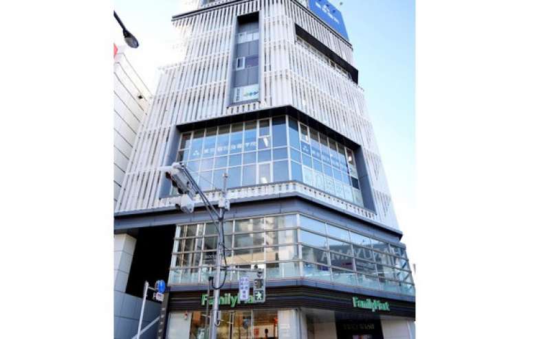 人気の吉祥寺エリア  大きな窓が特徴の建物