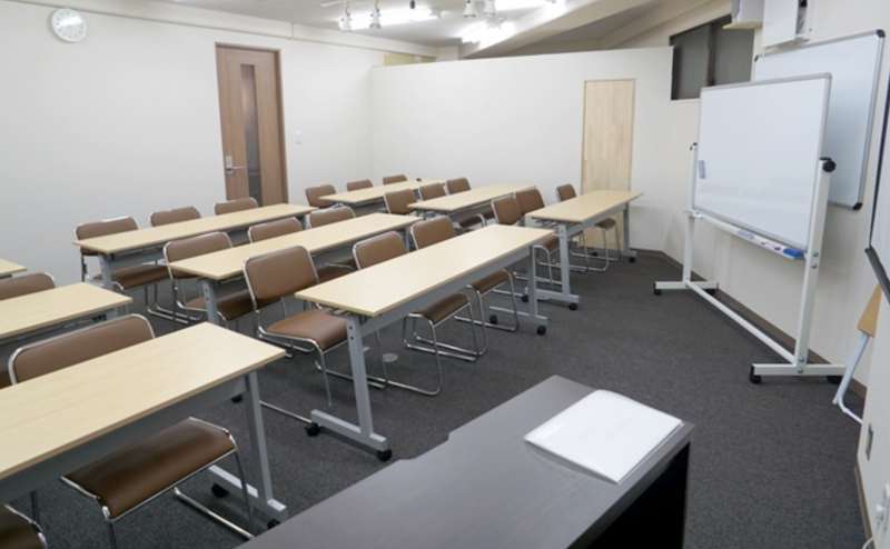 駅近で便利。周辺にはコインパーキングもございます。セミナーや講演会にぴったりの会議室です