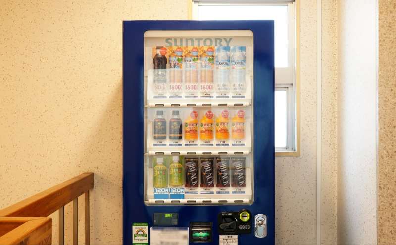 同フロア内に自動販売機がございます。