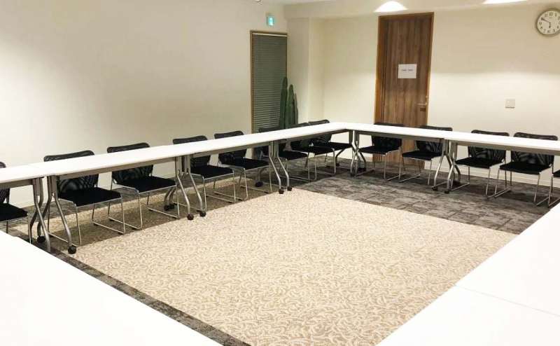 テーブルをロの字型に並べたレイアウトです。会議や面接、グループディスカッション向け