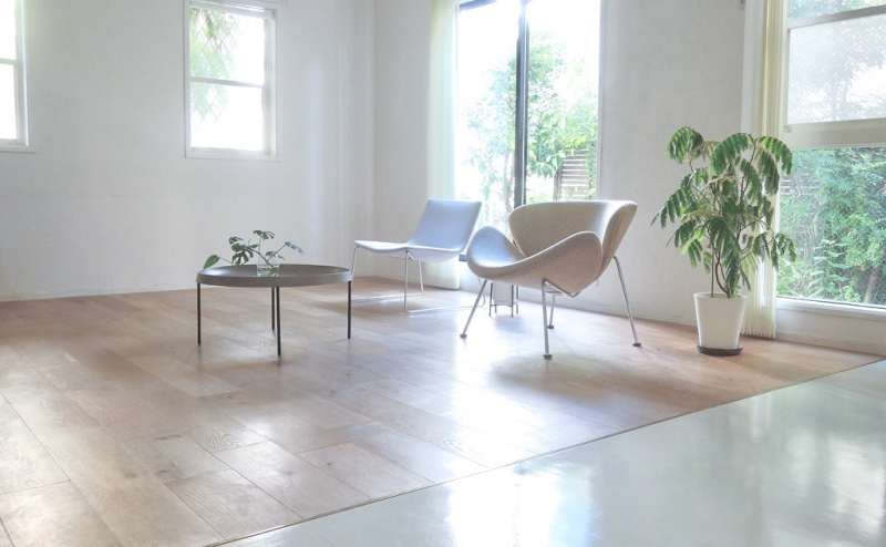 メインホール。ヴィンテージ家具など配置しております。