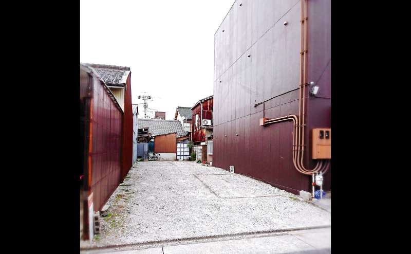 建物横が駐車場スペースです。最大３台までご利用可能です