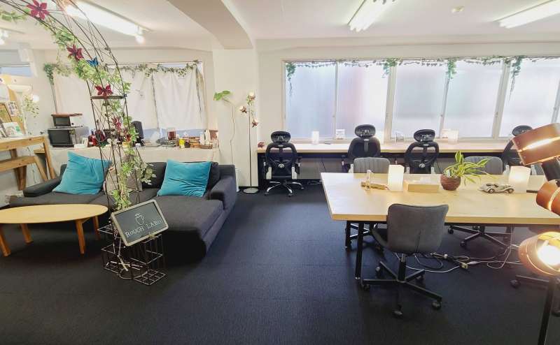 部屋に入って、右側がオフィススペース、左側がイベントスペースです。