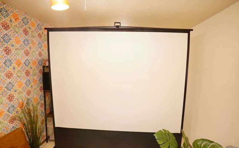 スクリーンです。大迫力の映像をお楽しみいただけます