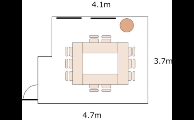 3名掛けで10名、2人掛けで8名着席できます