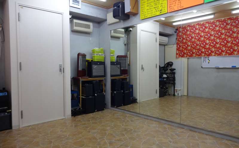 壁一面が鏡張りです。