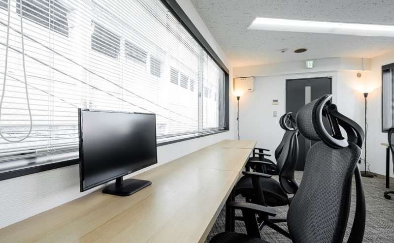 窓のあるオープンスペース。38平米のスペースにデスク6つだけのゆったりレイアウト