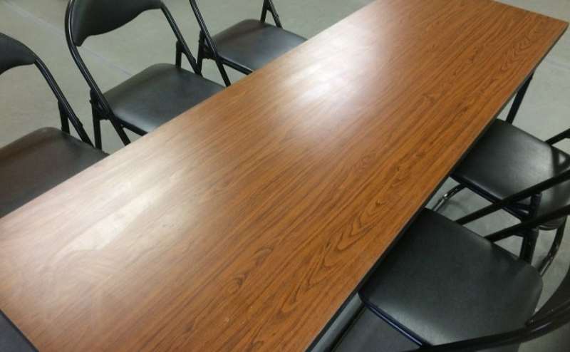 6名着席可能。机もあり会議やミーティング、打ち合わせにもぴったり