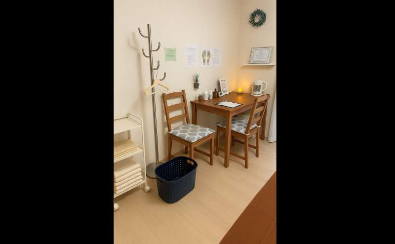 施術前の準備やカウンセリングに使えるテーブルと椅子をご用意。バスケットやタオルもご利用いただけます。