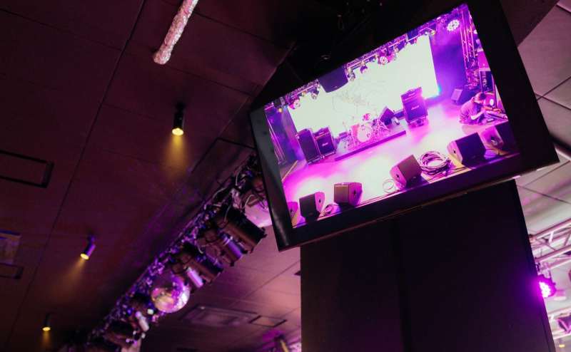 ホール内にはモニターも常設。