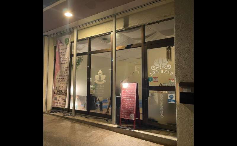 スタジオの外観です。通りに面しているので防犯面も安心です。スタジオ隣に駐車スペースもあります。