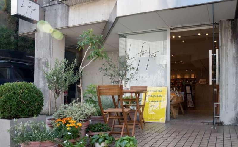 店舗のエントランスはミニガーデン風となっております。