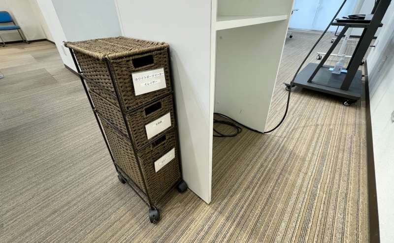 【司会台の横にある備品ラックの中に、延長コードなどの細かい備品が入っています】 - TIME SHARING 代々木駅西口前の写真