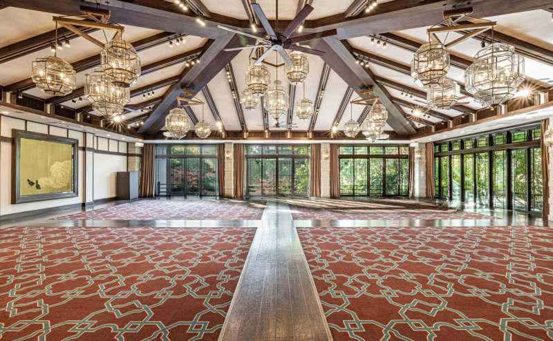 ヒガシヤマ会場217㎡ザ ソウドウ 東山 京都で一番の広さを誇るバンケット。 大きな2面の窓から自然光が降りそそぐ明るく開放的な空間には、竹内栖鳳の本物の絵画が飾られ、優雅なひと時をお過ごしいただけま