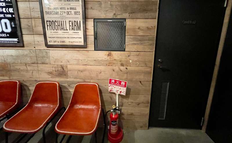 【会議室の空調リモコンは、廊下の共用トイレの横にある黒いパネルを開けるとあります】 - TIME SHARING 田町赤羽橋 8Aの写真