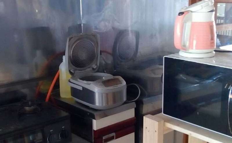 ガスレンジ、炊飯器、電子レンジ、冷蔵庫など調理に必要なものも揃っております