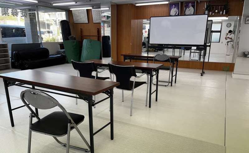 机、椅子、ホワイトボードのご利用は無料です。会議や研修会、セミナーに