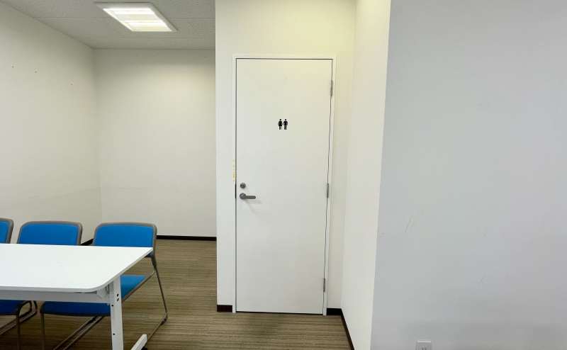 【会議室の後方に男女共用トイレがございます】 - TIME SHARING 代々木駅西口前の写真