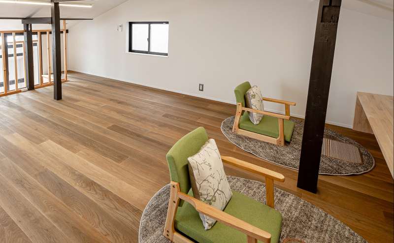 天窓から差し込む自然光が安心感を与えます