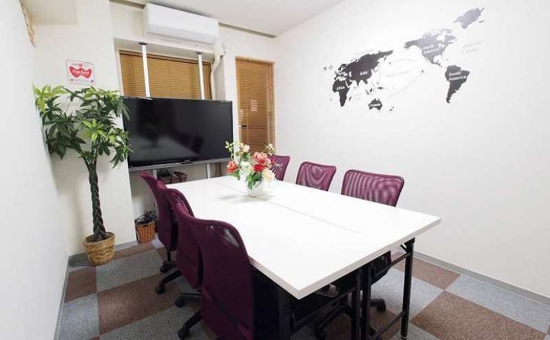 スタンダードな会議用レイアウト。ご利用後はこのレイアウトにお戻し下さい。