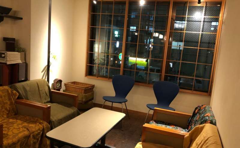 窓の前にスペースあり。アコースティックライブやトークイベントにぴったりな空間です