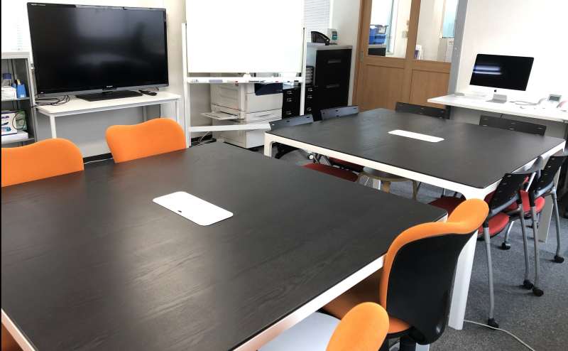 テーブルを離すと、最大16名程度着席いただけます。カルチャー教室や懇親会などにおススメです。