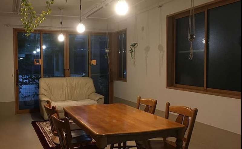 夜は間接照明の光でムードのある空間に。