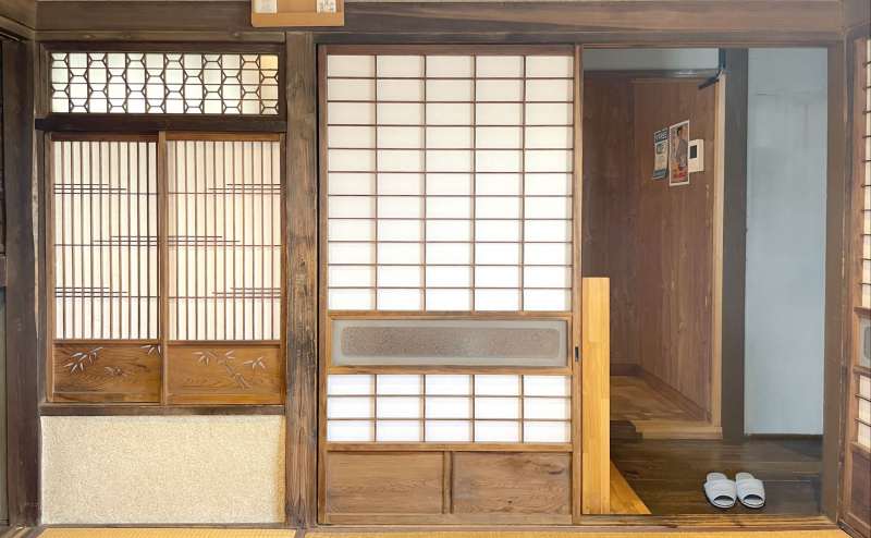 その当時の建具をそのままに。レトロな空間を演出しております。