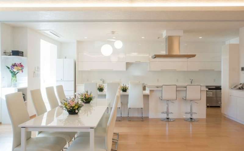 奥がキッチンです。飲食はキッチンのみでお願いいたします。電子レンジもご利用いただけます