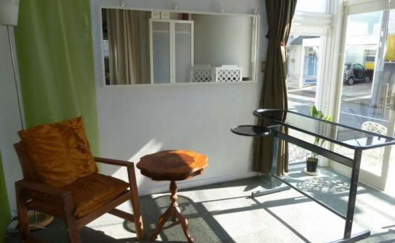 お店や展示会にぴったりの路面にございます。外から中の展示品などが見えます